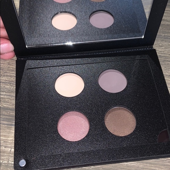 Eyeshadow pallet - Picture 2 of 2